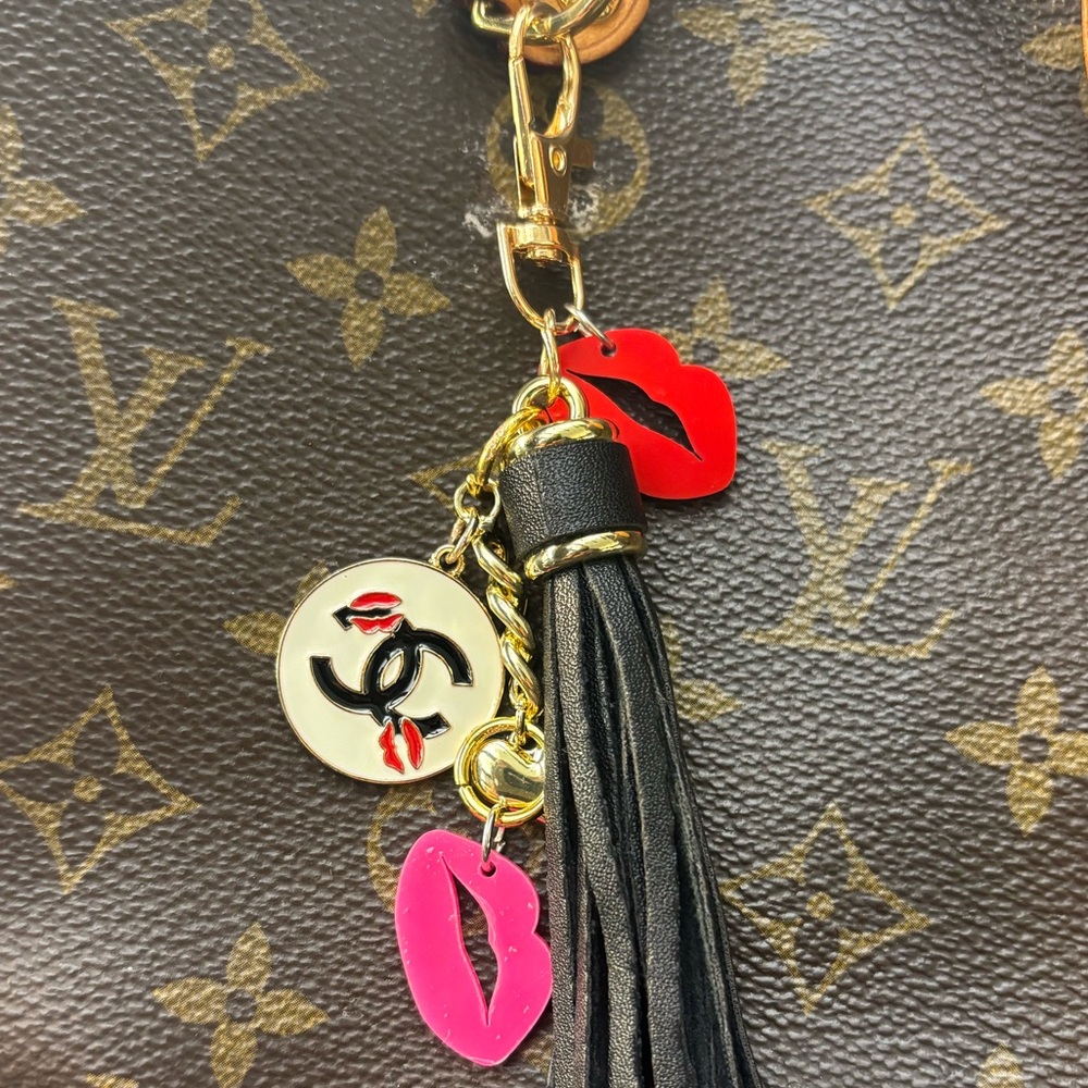 CHANEL CC Logo Lips White Enamel Medallion Charm, Keychain, Bag Charm 5.5 in. - Picture 5 of 8